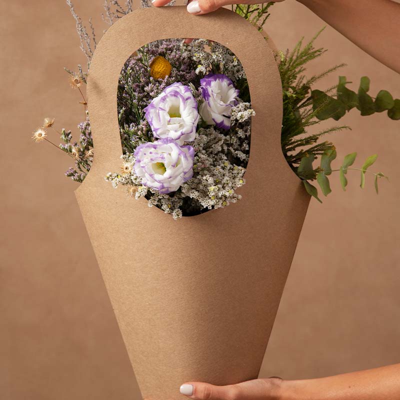 تزئین گل داخل باکس با استفاده از روبان، مروارید و متریال‌های تزیینی