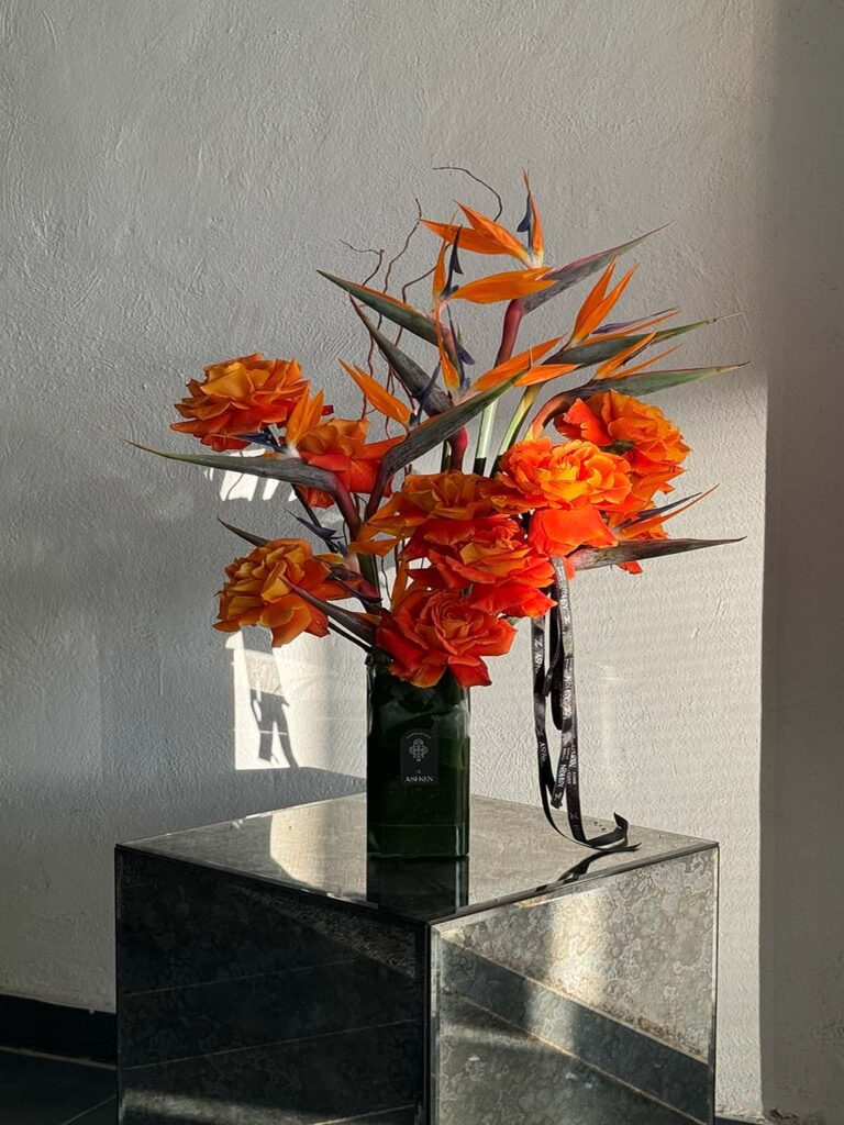 گلدان رز و پرنده بهشتی