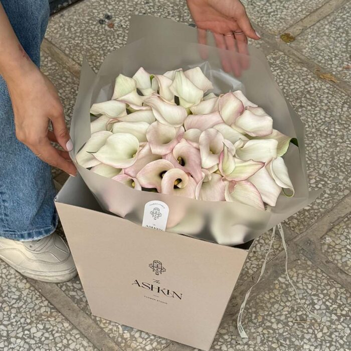 دسته گل شیپوری ۵۰ شاخه رز گلد